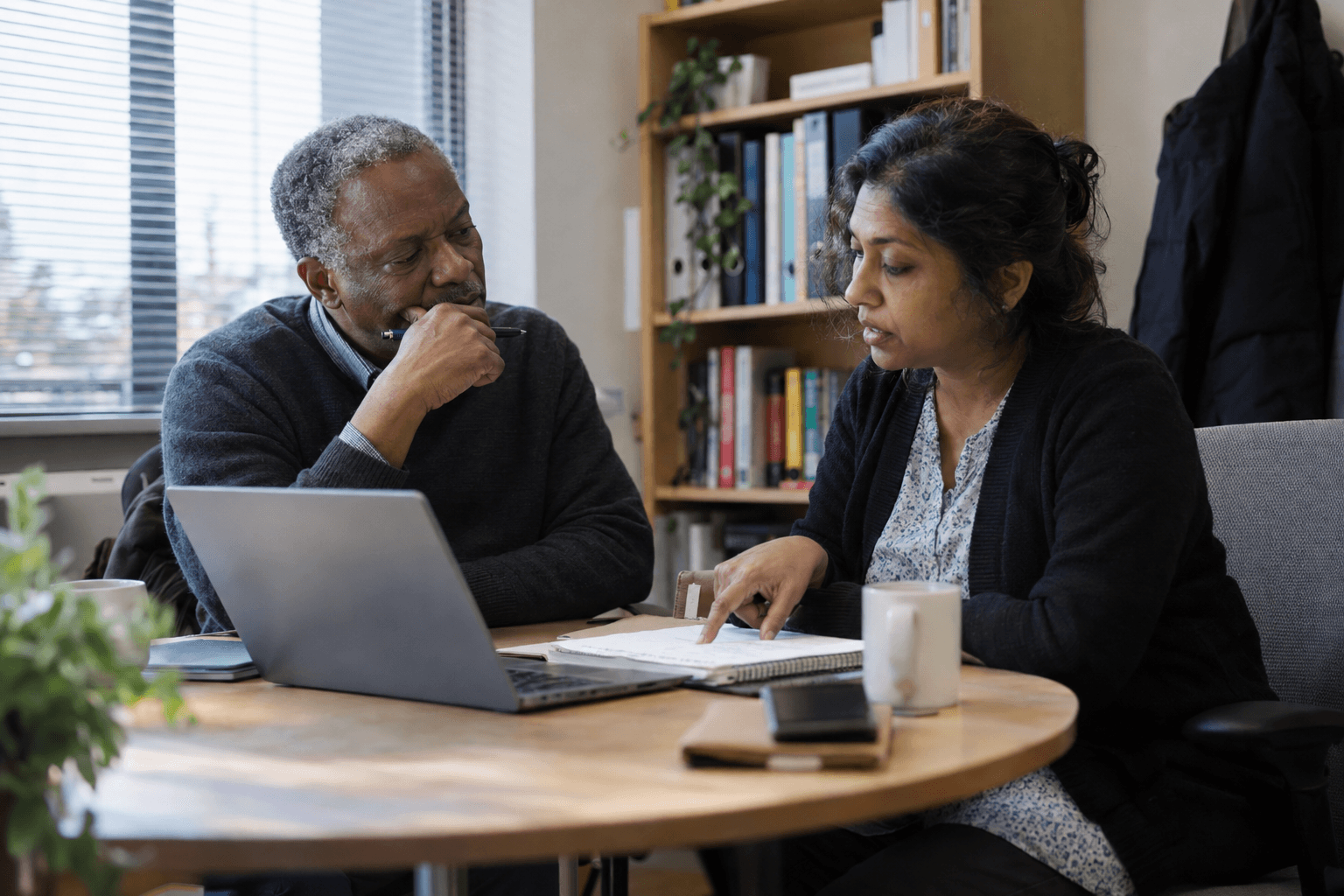 Illustrative scene of a mentor coaching a professional learner
